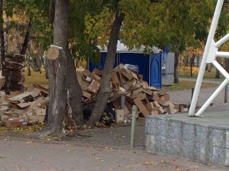 Гора мусора выросла у ярмарки белорусских товаров
